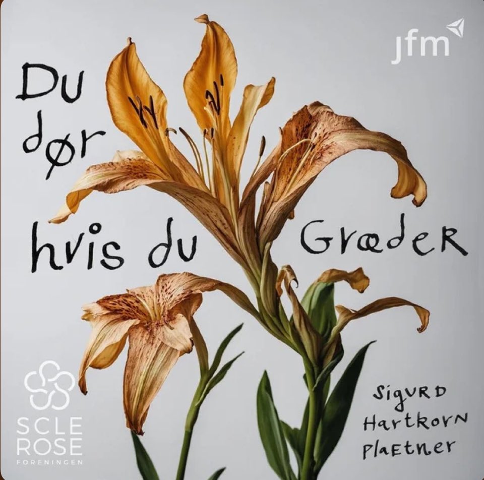 Hvad skal du lægge👂til i 😎⛱️ferien? TIP om podcast der gennem sproglig omhu og præcision tilbyder et rigere syn på sygdom end gængs medicinsk krigsmetaforik og i 14 korte afsnit undersøger, hvordan sygdom kan ændre hele måden at være i verden på 👉llk.dk/g1t3k4 #dkpol