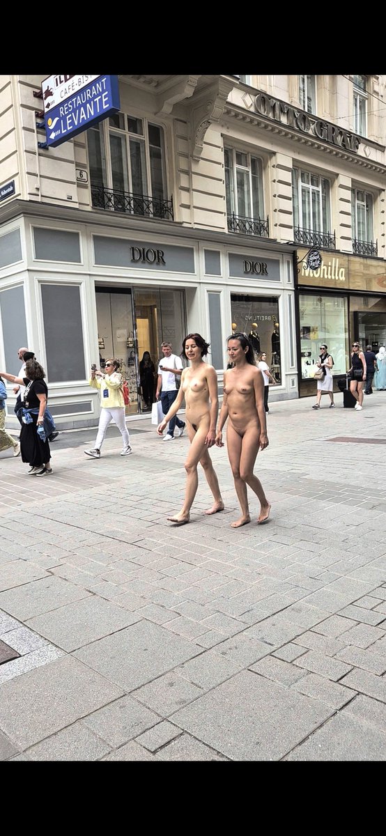 비엔나 거리에서 이런 모습을 보네요.
성 소수자 퍼포먼스인지 암튼 넘 자연스럽게 걷는 모습이 당당해 보여 좋아요