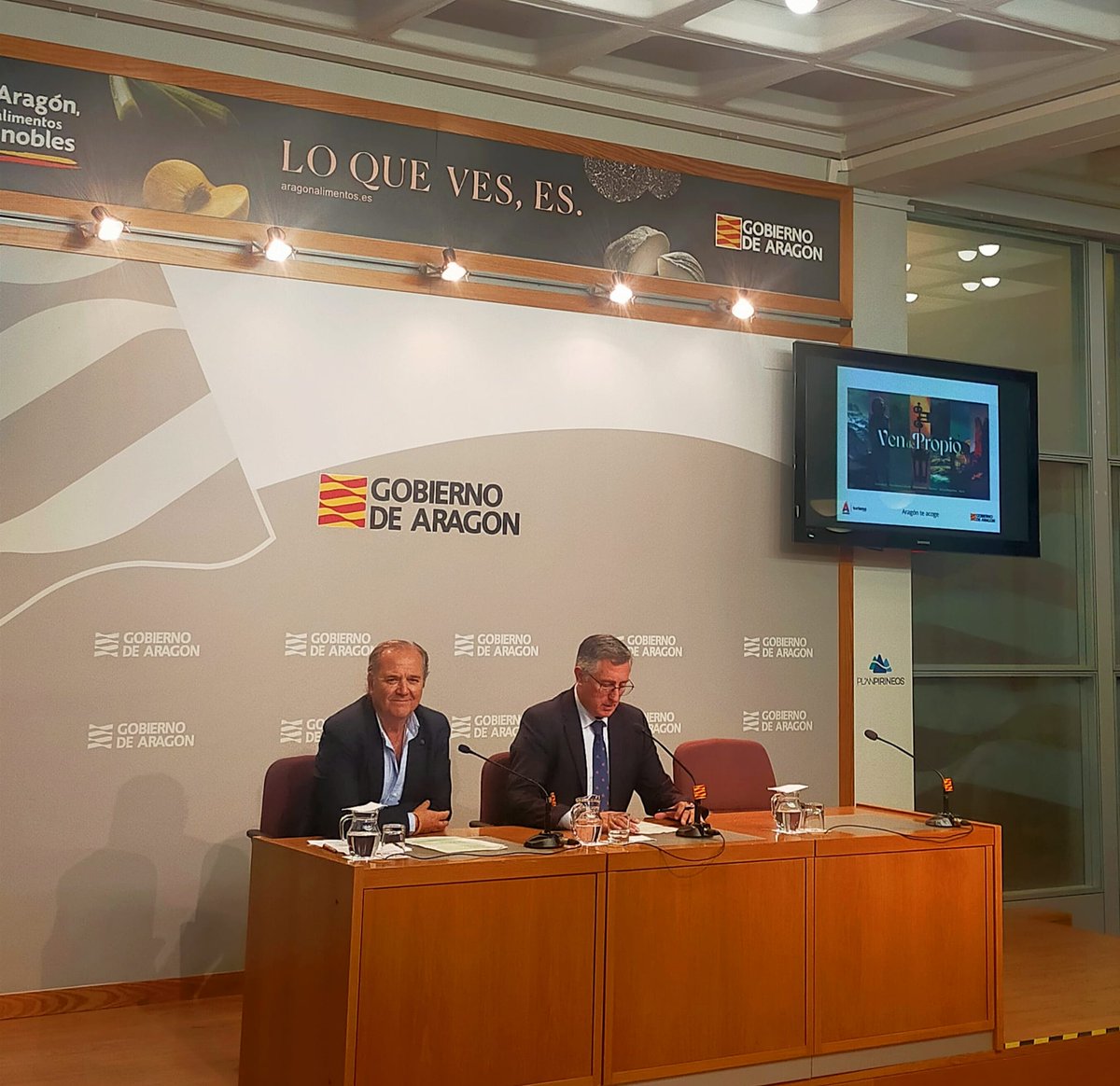 Aragón invita al turista nacional e internacional a “venir de propio”.
Continuamos con la promoción turística con la campaña Ven de propio que estrena un nuevo vídeo para difundir las excelencias de la comunidad fuera de sus fronteras.
youtu.be/0tw2zDAlQjk?si…