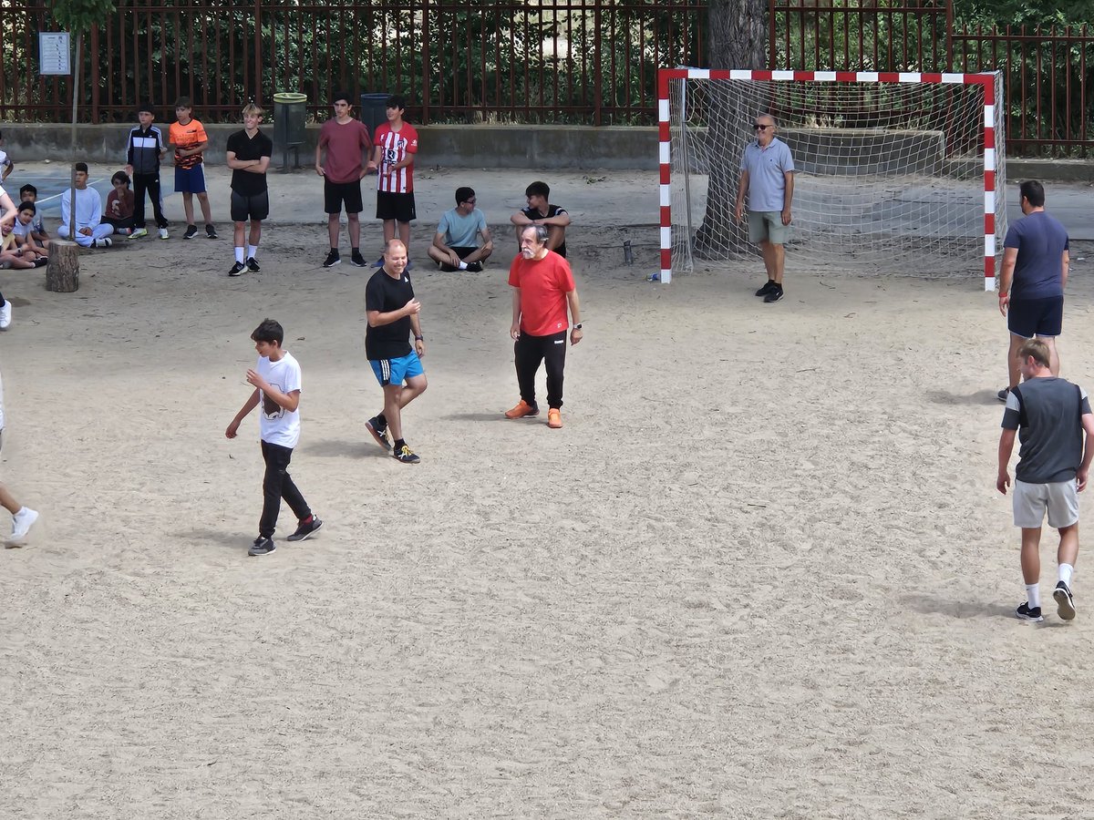 Noticias_Lope's tweet photo. "¡Atención comunidad! 📣⚽ Este jueves, no te pierdas el gran partido entre los ProfeRockets y los SextoStrikers. ¡Los profes ya están practicando sus mejores jugadas (y estiramientos)! 🏆 #PartidoÉpico #EducaciónConDiversión" https://t.co/licFKEN0aB