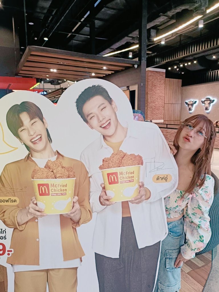 beebufff's tweet photo. กินข้าวอยุ่ในห้างก้อว่ามุมคุ้นๆๆ ขอทับรอยลุกชายหลังเลิกเรียนหน่อยนะคับ^^ 
#offroad 
#ออฟโรด https://t.co/6eOTShn0kU