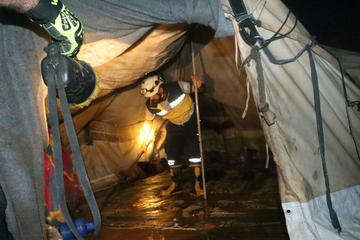 أكثر من 13 مليون سوري بين مهجر داخلياً ولاجئ، ليسوا مجرد أرقام، تركوا وطنهم مرغمين، فرّوا من الموت وقصدوا المجهول بحثاً عن بريق أمل في الحياة، وهرباً من القصف أو الاعتقال الذي يمارسه نظام الأسد وروسيا.
في #اليوم_العالمي_للاجئين  نؤكد على حق العودة الآمنة لكل السوريين ومحاسبة نظام