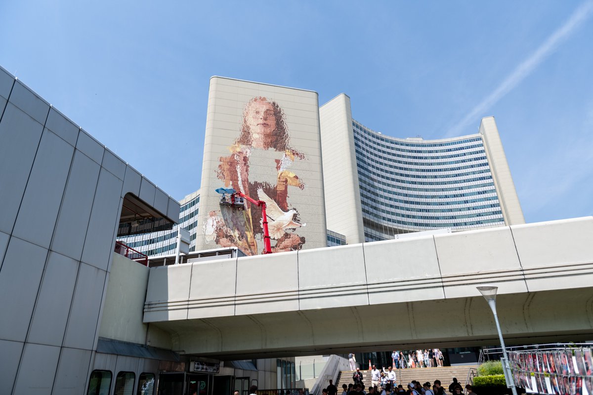 UNICWarsaw's tweet image. 🎨Dzieło australijskiego artysty na budynku #UNVienna ukazuje ludzkie aspekty #ONZ i kruchość pokoju. Mural przypomina o znaczeniu międzynarodowej współpracy i solidarności w dążeniu do wspólnych celów.

🇦🇹 Jeśli będziecie w Wiedniu, odwiedźcie koniecznie! 

#UNOCityStreetArt