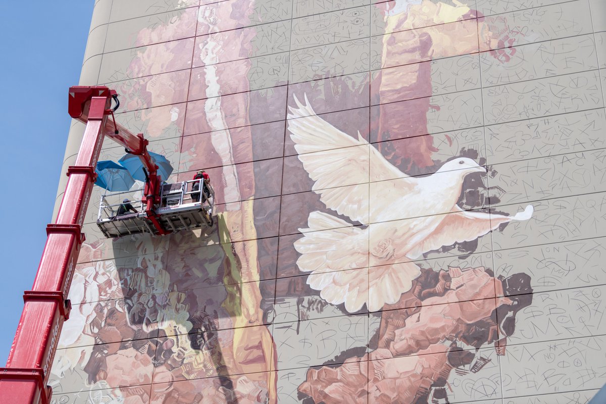 UNICWarsaw's tweet image. 🎨Dzieło australijskiego artysty na budynku #UNVienna ukazuje ludzkie aspekty #ONZ i kruchość pokoju. Mural przypomina o znaczeniu międzynarodowej współpracy i solidarności w dążeniu do wspólnych celów.

🇦🇹 Jeśli będziecie w Wiedniu, odwiedźcie koniecznie! 

#UNOCityStreetArt