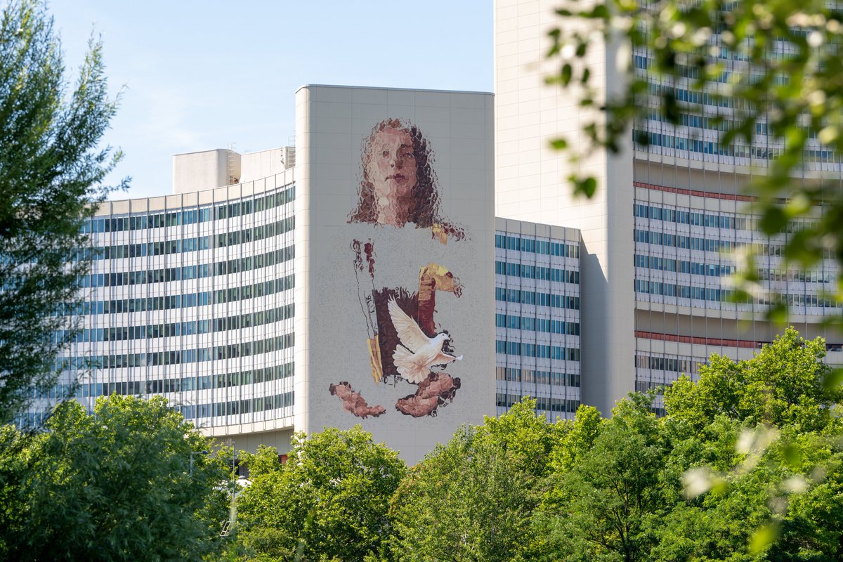 UNICWarsaw's tweet image. 🎨Dzieło australijskiego artysty na budynku #UNVienna ukazuje ludzkie aspekty #ONZ i kruchość pokoju. Mural przypomina o znaczeniu międzynarodowej współpracy i solidarności w dążeniu do wspólnych celów.

🇦🇹 Jeśli będziecie w Wiedniu, odwiedźcie koniecznie! 

#UNOCityStreetArt