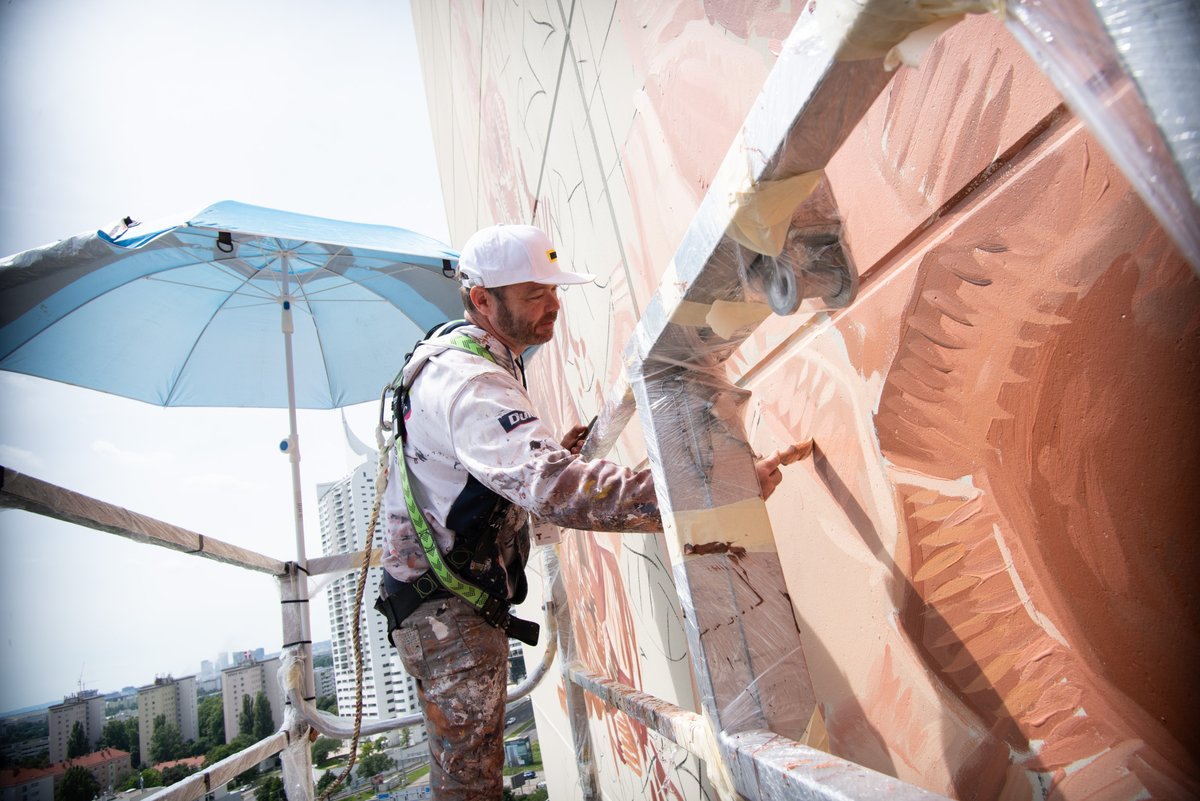 UNICWarsaw's tweet image. 🎨Dzieło australijskiego artysty na budynku #UNVienna ukazuje ludzkie aspekty #ONZ i kruchość pokoju. Mural przypomina o znaczeniu międzynarodowej współpracy i solidarności w dążeniu do wspólnych celów.

🇦🇹 Jeśli będziecie w Wiedniu, odwiedźcie koniecznie! 

#UNOCityStreetArt