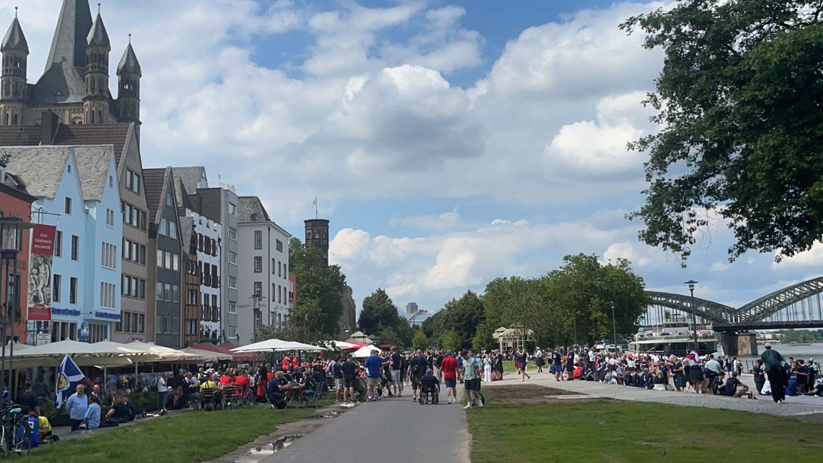 GregDDouglas's tweet photo. What a day. Cologne is a beautiful city, especially when filled with tartan! The boys did us proud. Huge game on Sunday 🏴󠁧󠁢󠁳󠁣󠁴󠁿 
@Mclacks_ https://t.co/xaeffarkAh