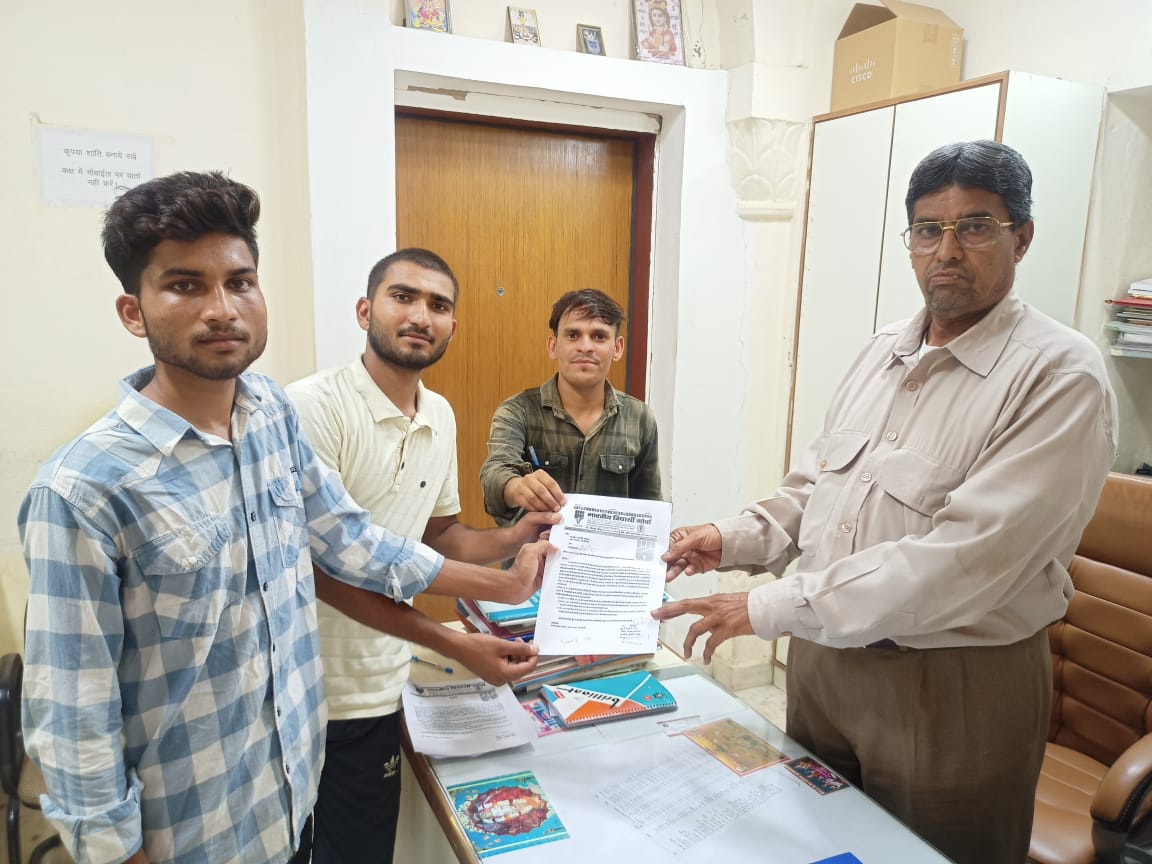 BMoolniwasi's tweet image. *जिला बीकानेर राजस्थान* 
#NEET_EXAM में हुए धांधलीय के विरोध में #भारतीय_विद्यार्थी_मोर्चा के द्वारा देश के 550 जिलों में राष्ट्रव्यापी आंदोलन के तहत बीकानेर जिलाअधिकारी को ज्ञापन सौंपा 
#NEET_परीक्षा #neetexam #neet2024 #neetscam #NEET_परीक्षा #NEET_पेपर_रद्द_करो