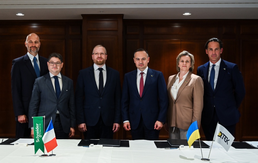 Gwenaelle_huet's tweet photo. Had the opportunity to meet with @ZelenskyyUa at a gathering hosted by the French government to discuss how #EuropeanBusinesses are contributing to Ukraine's energy resilience and security. Proud of @SchneiderElec involvement with our @dtek_en partnership 
https://t.co/UgXmb0oapE https://t.co/wbHtdwAXdq