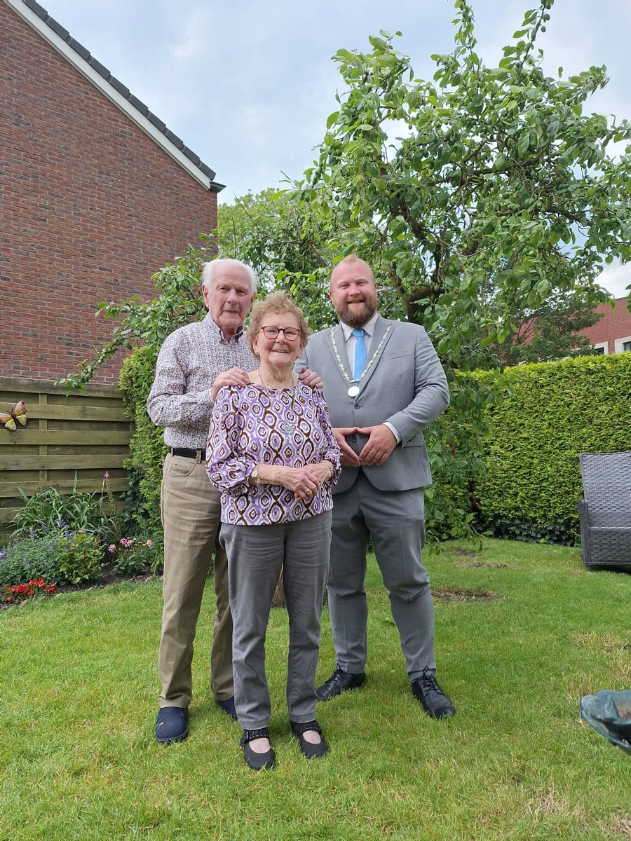 Wie zijn/haar lachspieren wil trainen moet eens bij Marten en Annie op bezoek. Ze zijn 60 jaar met elkaar getrouwd en vertelden met veel humor over het leven.
Ook het bezoek aan Arie en Henny was erg gezellig. Zij vierden het briljanten (65 jaar!) huwelijk. @GemHoogeveen