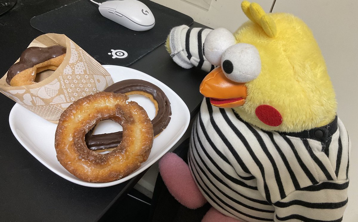 ドーナツに夢中のポインコ🍩🐥 可愛いですね！😚 ポインコの投稿をする