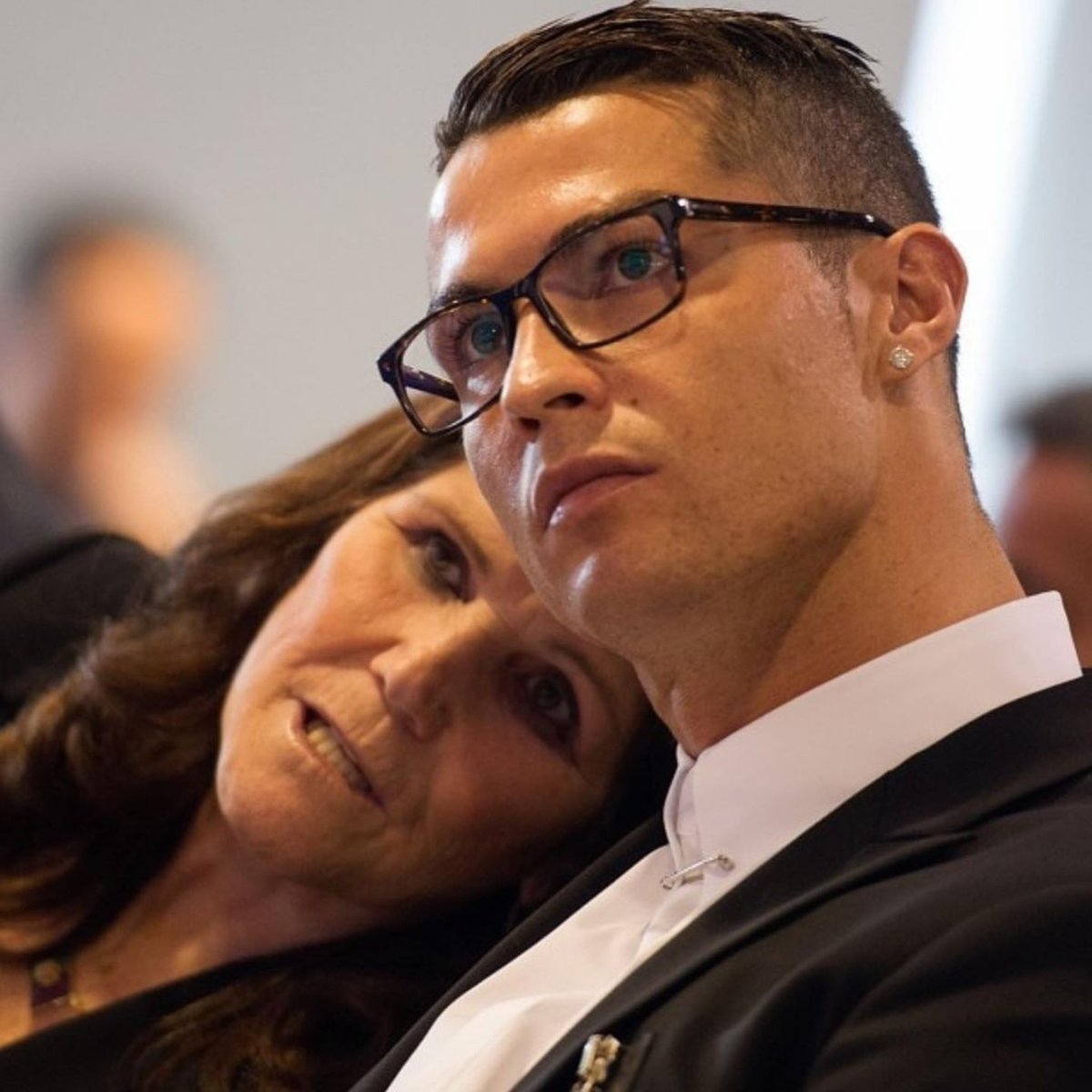 GossipRoomOff's tweet photo. En 2021, un journaliste a demandé à Cristiano Ronaldo :

"Pourquoi ta mère vit-elle toujours avec toi ?" Pourquoi ne lui fais-tu pas construire une maison ?"

Cristiano Ronaldo a alors répondu :

"Ma mère m'a élevé et elle a consacré sa vie à moi. Elle s'endormait le ventre vide, juste pour me laisser manger. Nous n'avions pas d'argent du tout. Elle travaillait 7 jours sur 7 et la nuit comme femme de ménage pour acheter mes premières chaussures de foot, que je puisse réaliser mon rêve de devenir footballeur.
Toute ma réussite lui est dédiée et tant qu'elle aura une vie, elle sera toujours à mes côtés, elle a tout ce que je peux donner. Elle est mon refuge et mon plus beau cadeau." ❤️