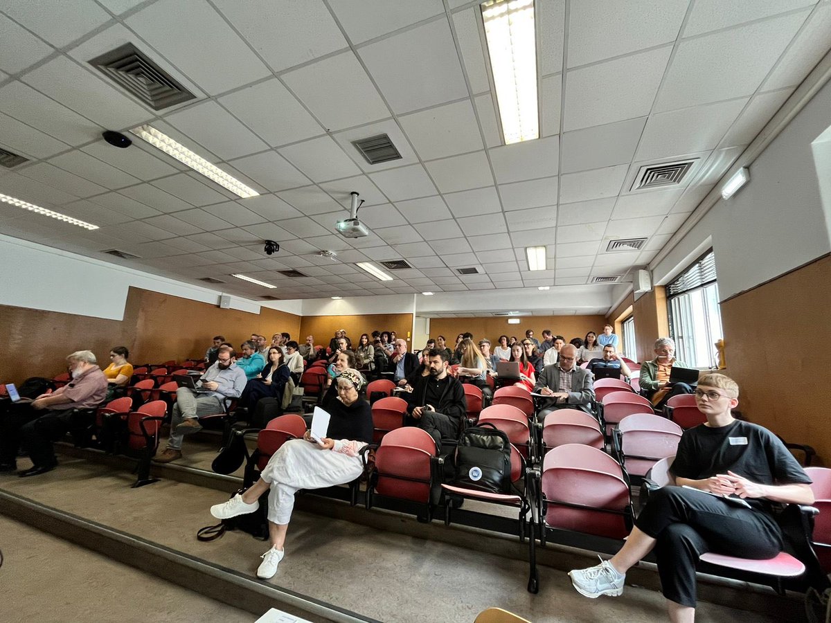 An attentive crowd at the “Documenting Workflows” session of #DARIAH2024 featuring presentations on SSH Open Marketplace, GitHub, <a href="/Transkribus/">Transkribus</a>, Polifonia &amp; more 🤗