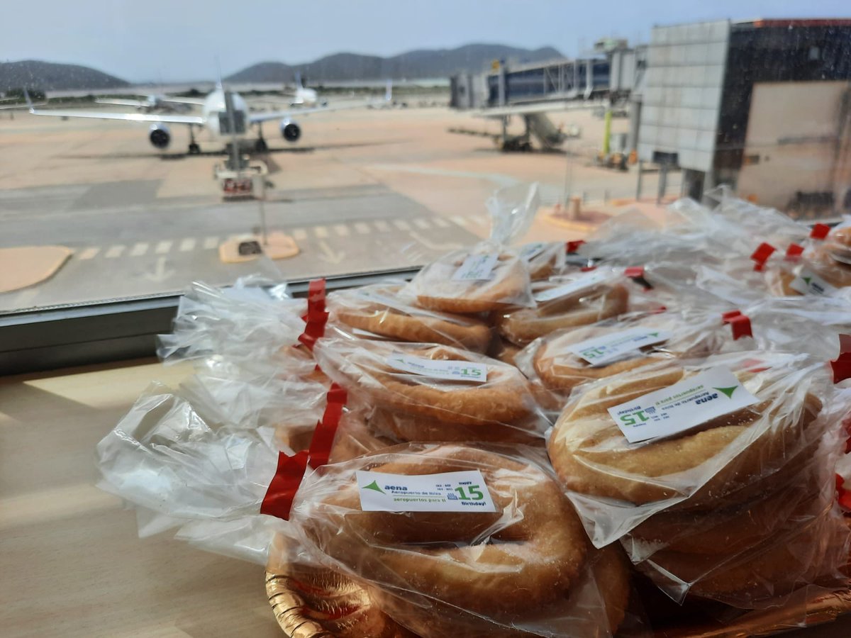 aena's tweet photo. ✈️ Celebración de @jet2tweets del 15 aniversario de las rutas del #Aeropuerto de #Ibiza con Edimburgo y Newcastle.

¡Felicidades 👏 🎂! #AeropuertosAena https://t.co/JzO5bokc6S