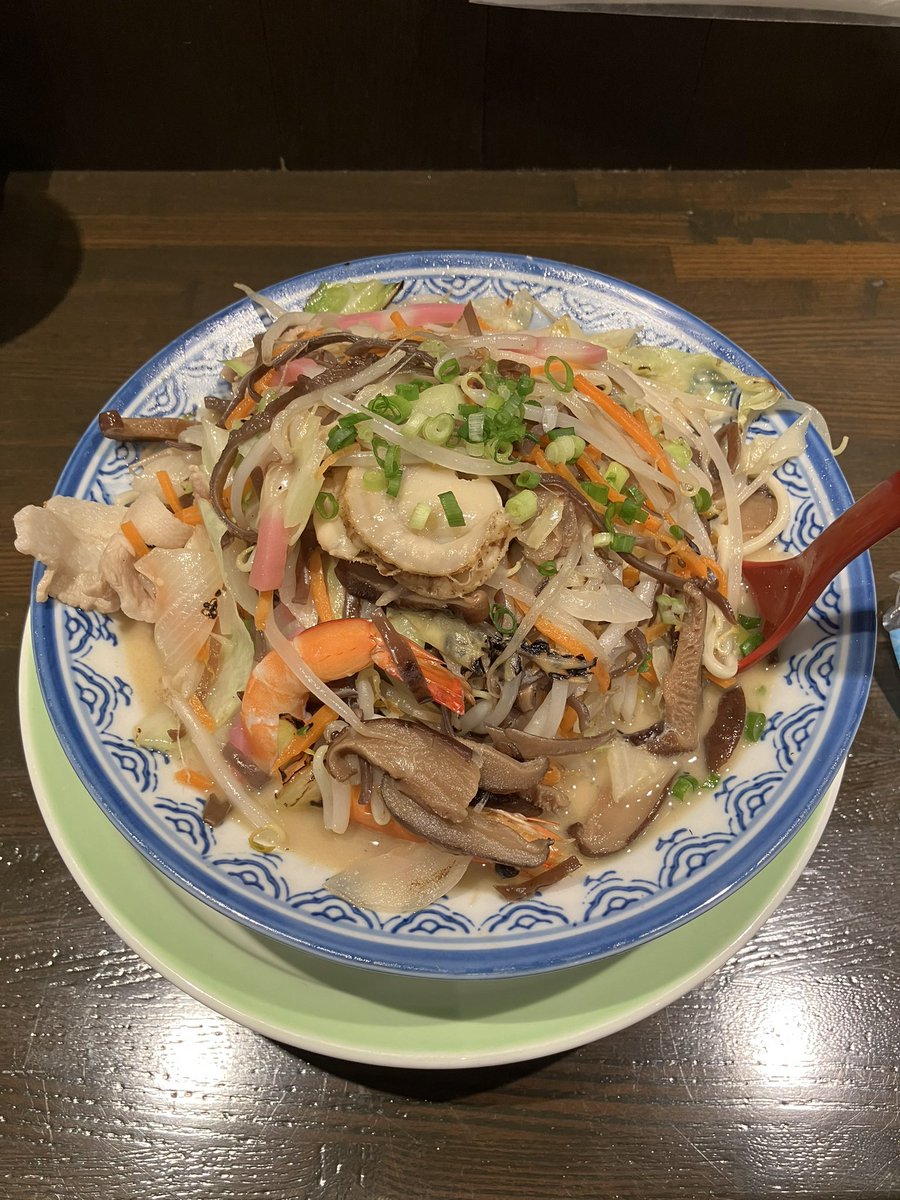 c1979a's tweet photo. 長崎ちゃんぽんより豚骨が濃厚な感じのスープ🍜
めっちゃ量あるなぁという第一印象でしたが、美味しくてあっという間に完食😋
#伊万里ちゃんぽん
#特製ちゃんぽん
#西新橋スクエア https://t.co/OWiTymvYE2