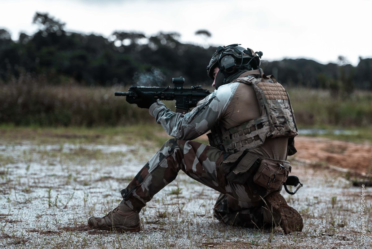 9eRima's tweet photo. #PrepaOps | EntraĂźnement au tir avec nos commandos de Recherche et dâAction en Jungle (CRAJ) đ„
UnitĂ© dâĂ©lite de notre rĂ©giment, ils travaillent rĂ©guliĂšrement avec le GIGN sur des missions de ciblage dans la lutte contre lâorpaillage illĂ©gal đ„
#SoldatOps #Commandos https://t.co/8U4I0DYuiE