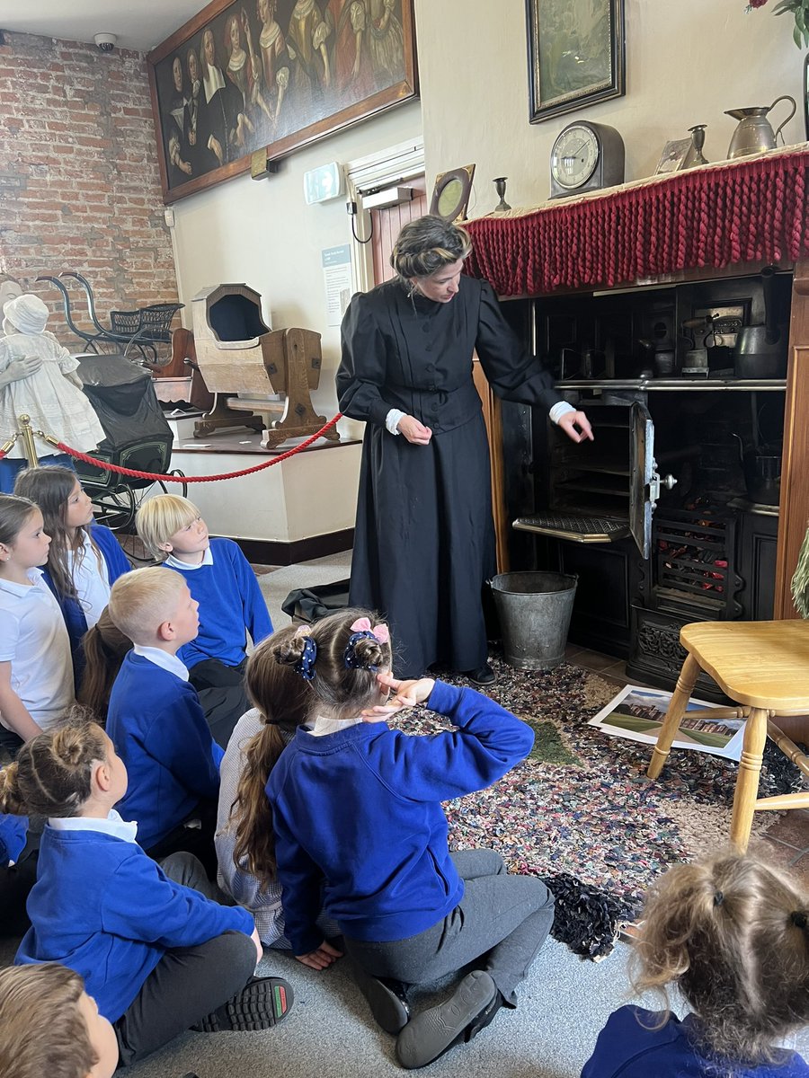 TPAYear2BF's tweet photo. We got to have a look at different household items from the Victorian Era! @DeltaTheParks #TPAhistory https://t.co/f4bcmzW9Y8