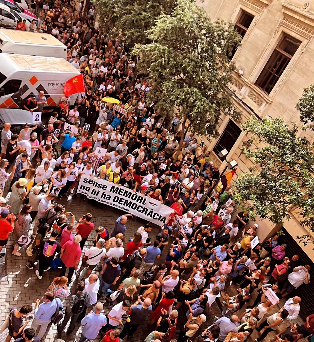 VISCA LA MEMÒRIA DEMOCRÀTICA DEL NOSTRE POBLE.

LE SENNE, PROHENS,
NO ATURAREM‼️