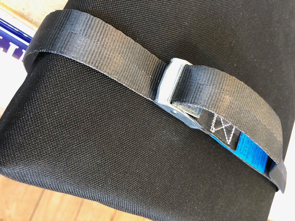 Op zoek naar een goed ademend, sterk en comfortabel roeikussen? Dan ben je bij ons aan het juiste adres! Leverbaar in 2 diktes in marineblauw of zwart. Ook extra spanbandjes, roeihandschoenen en zwemvesten staan in onze webshop. #sloeproeien #roeien GoSailing.nl