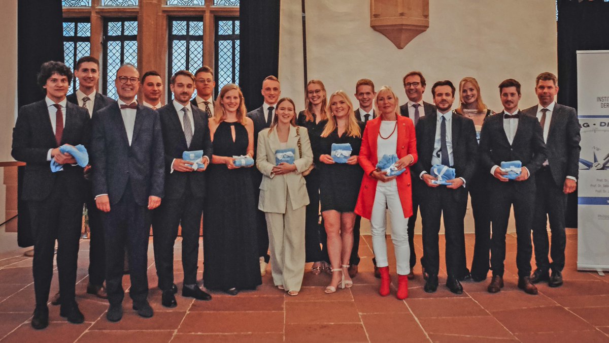 Im #Landgrafenschloss feierten die frisch promovierten Juristen ihren Abschluss. Digitalministerin <a href="/DigitalesHessen/">DigitalesHessen</a> Kristina Sinemus würdigte die Arbeit am Institut für das Recht der #Digitalisierung @IRDi_Uni_MR, <a href="/the_omLAW/">Sebastian Omlor 🇩🇪🇪🇺</a>, uni-marburg.de/TaooxA Foto: F Leiser