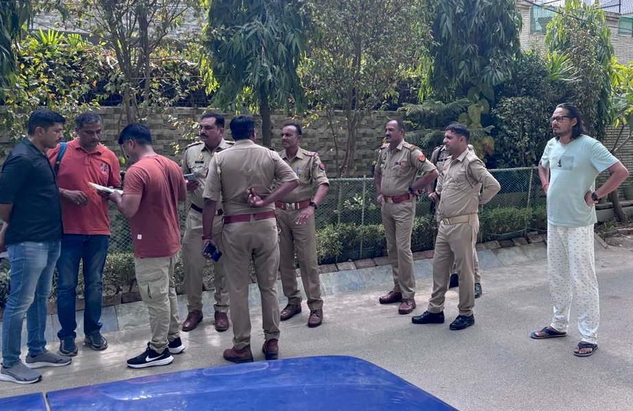 Anand Ranganathan (@aranganathan72) on Twitter photo Unreal. First the Congress gets an FIR filed against <a href="/ajeetbharti/">Ajeet Bharti</a> for repeating what a Congressman said about another Congressman. Now three Karnataka cops have landed up at his home without intimating the UP Police that thankfully is intervening.
But Democracy is not in danger. Unreal. First the Congress gets an FIR filed against <a href="/ajeetbharti/">Ajeet Bharti</a> for repeating what a Congressman said about another Congressman. Now three Karnataka cops have landed up at his home without intimating the UP Police that thankfully is intervening.
But Democracy is not in danger.
