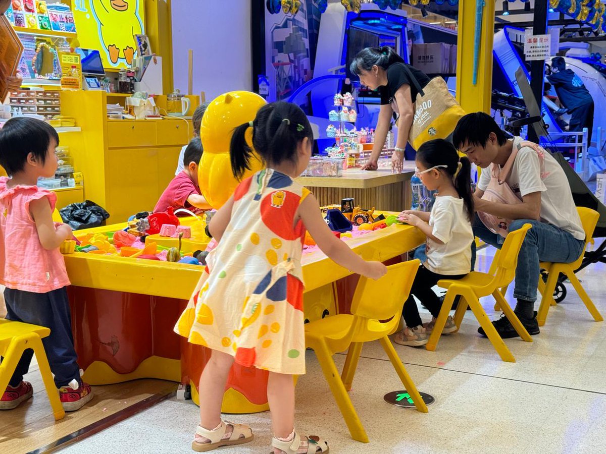 من رحلة الصين الاستكشافية - اطلب العلم ولو في الصين: أطفال الصين المنتجين كام هو واضح حتى في المول.

#أطفال #إنتاجية #عقول_منتجة #الصين #رحلة #استكشاف
#creative #productive #productivity #kids #lifestyle #shenzhen #shenzhenchina #shenzhenlife #shenzhencity #travel #photography