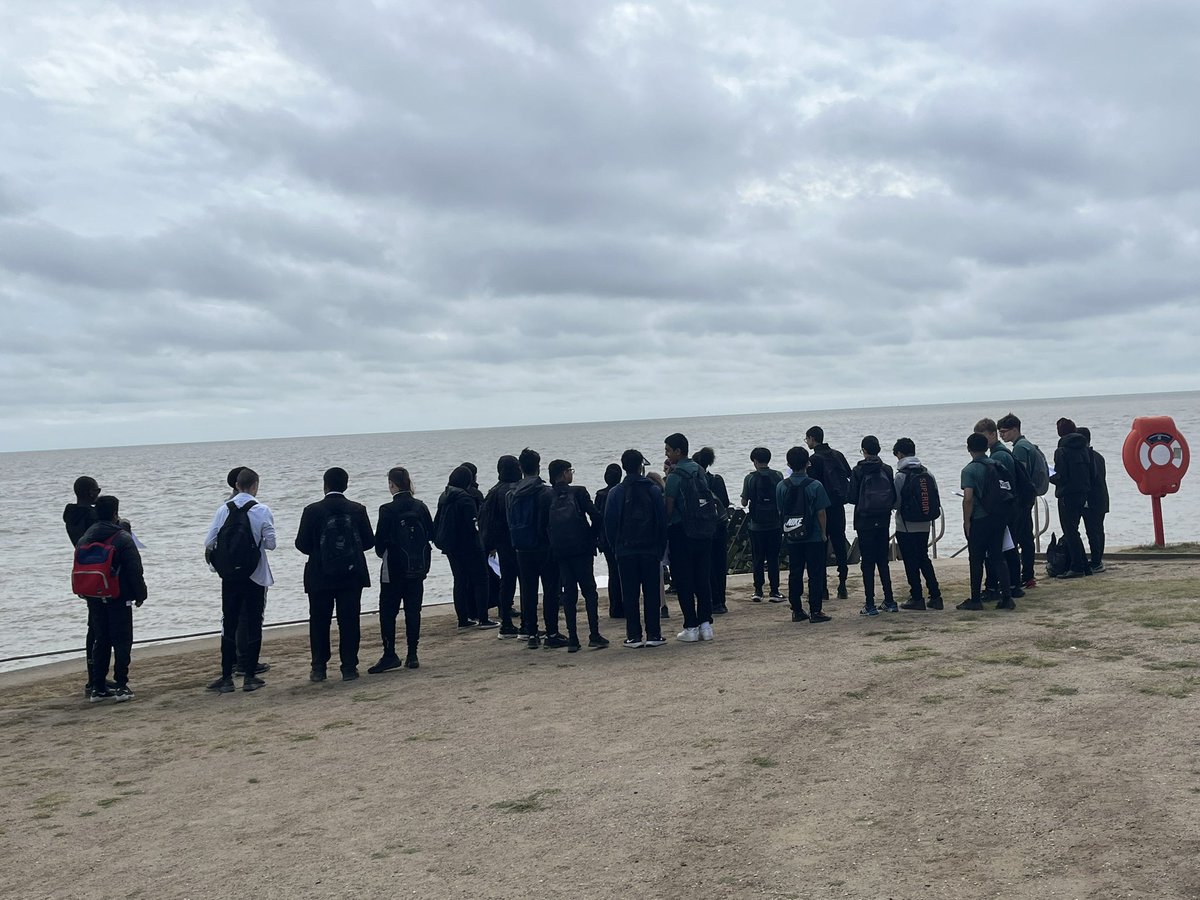 HartMiss_E's tweet photo. It’s that time of year again where #teamgeo head back out for some fieldwork in Walton on the Naze https://t.co/HWO77LpVxW