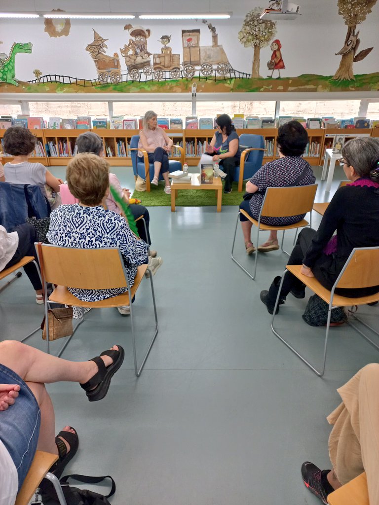 Ahir vam celebrar a la <a href="/biblioripollet/">Biblioteca de Ripollet</a> la cloenda dels #clubsdelectura acompanyades de l'escriptora Núria Pradas 💜📚 Arribar a tancar el curs amb 10 clubs actius, amb més de 120 participants, era una fita important per a l'equipament i per Ripollet 🎉