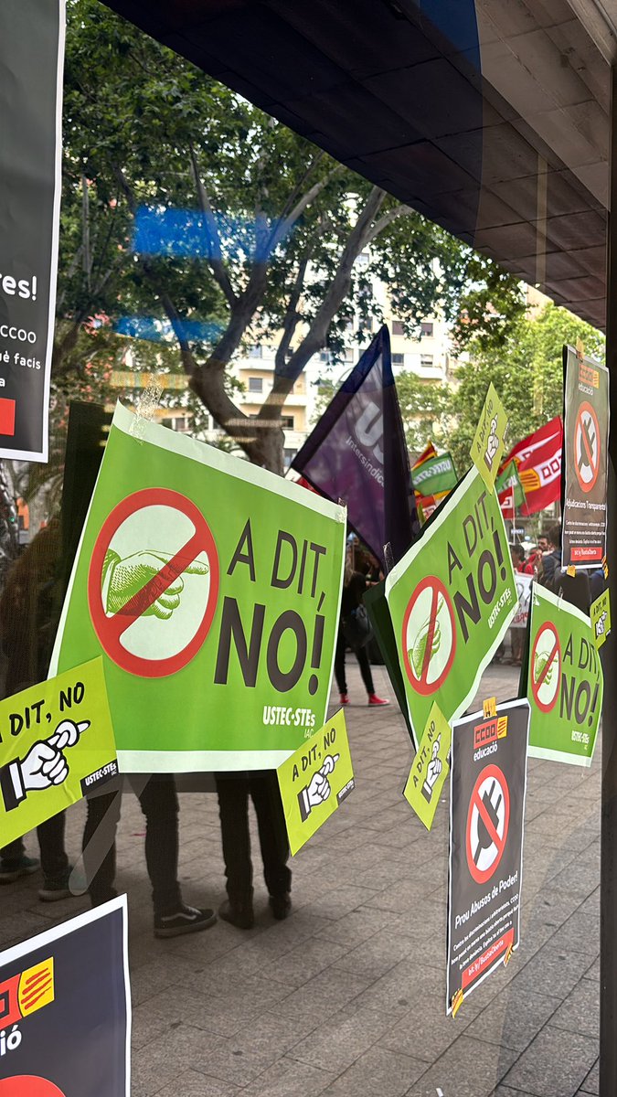 USTEC_Barcelona's tweet photo. USTEC ens concentrem al Consorci d'Educació de Barcelona per dir NO al Decret de Plantilles.
#ADitNo https://t.co/aWZv6AT8Ia
