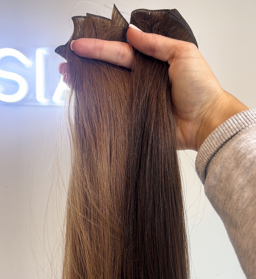 zenluxuryhair's tweet image. Did you know you can stack different coloured wefts to create the perfect blend? Here @extensian used 4 &amp;amp; 6 🤍

swipe for more! 

#hairbeforeandafter #nanoweft #weftextensions #flatweft #22inchextensions