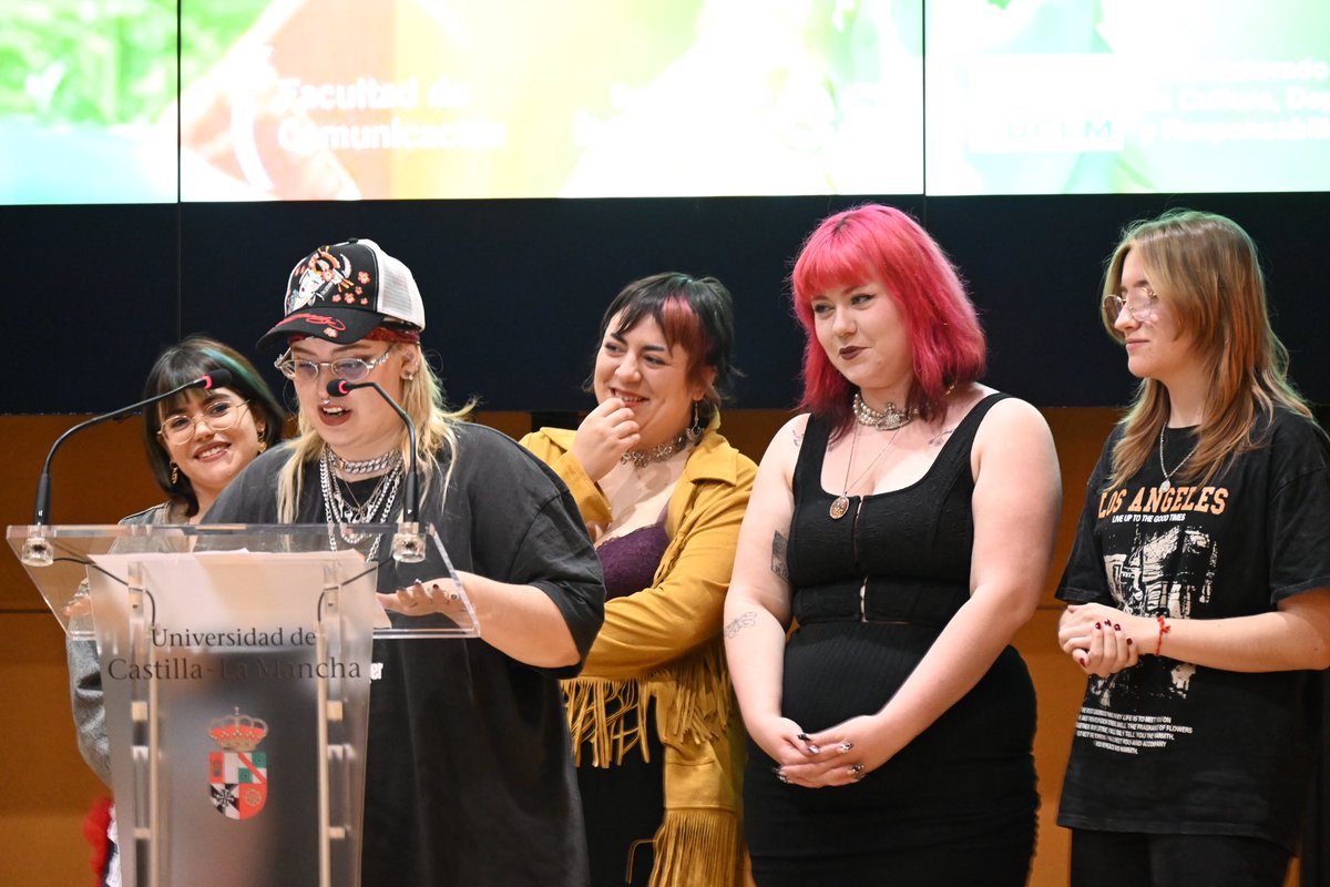 🏳️‍🌈🏳️‍⚧️ El pasado viernes la UCLM celebró el Orgullo LGTBIQ+ en el Aula Magna de Bellas Artes. 
➡️ Las jornadas contaron con una mesa redonda sobre los derechos del colectivo, la participación de varios estudiantes y la actuación de Samantha Hudson.