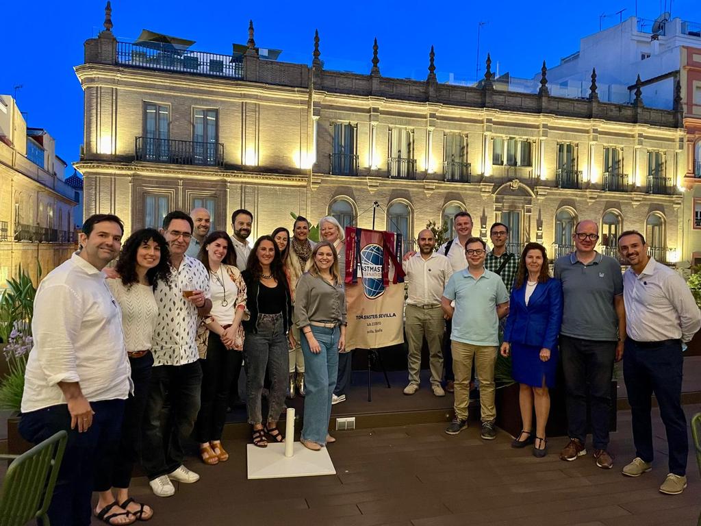Ayer celebramos nuestra sesión extraordinaria de Junio, acompañada del cambio del equipo de oficiales.
Doce años ya de andadura de #Toastmasters en la ciudad de #Sevilla. 
Que sean otros tantos.