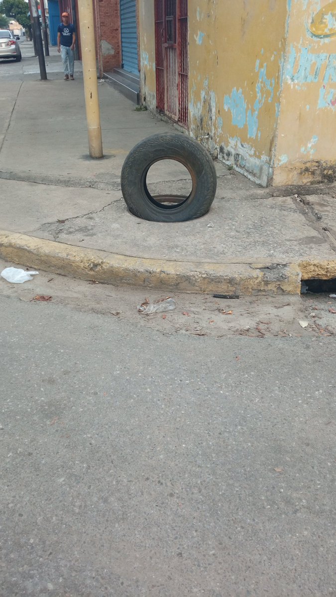 yaluzso's tweet photo. A quien pueda interesar @iamib20  @RafaelMaracay21 @Soykarinacarpio  Tanquillas que están sin protección Av Constitución oeste cruce con calle Santa Eduvigis 23 de Enero Norte, espero solucionen este peligro 🚨🚧🚨 y le hagan limpieza a la alcantarilla https://t.co/H4nOaXavt6