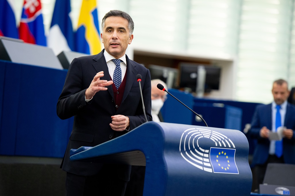 TodayEuropa's tweet photo. "Per il commissario Meloni non pensi al suo orticello politico, serve un moderato". Intervista a @MaxSalini, eletto vicepresidente del @EPPGroup al Parlamento europeo #commissione #nomine #ue #topjobs #destra #alleanze https://t.co/asJ5o9K7cZ https://t.co/amwFf4L1KB