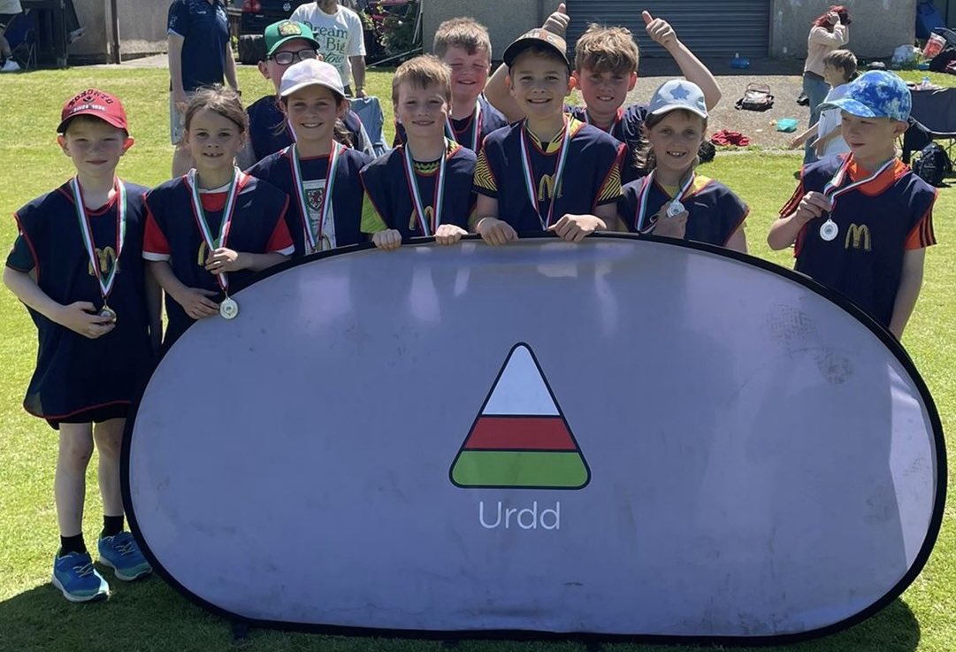 Mwynhaodd dimau criced bl.3 a 4 ddiwrnod gwych yn Nolgellau heddiw, wrth iddynt gystadlu yng Nghystadleuaeth Criced Meirionnydd yr Urdd.  Roedd y tri tîm wedi cystadlu’n wych! Llongyfarchiadau mawr i dîm B ar ddod yn ail yn dilyn rownd derfynol agos iawn yn erbyn Ysgol Penybryn🏏