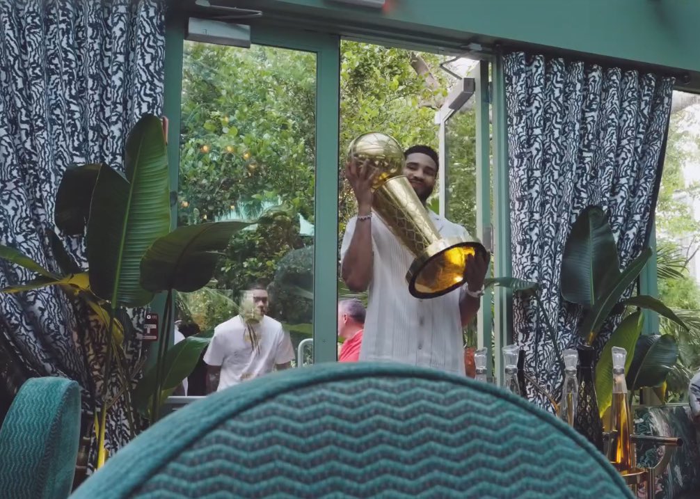 TheDunkCentral's tweet image. Jayson Tatum in Miami flexing the Larry 🔥

(h/t @taylorcsnow )