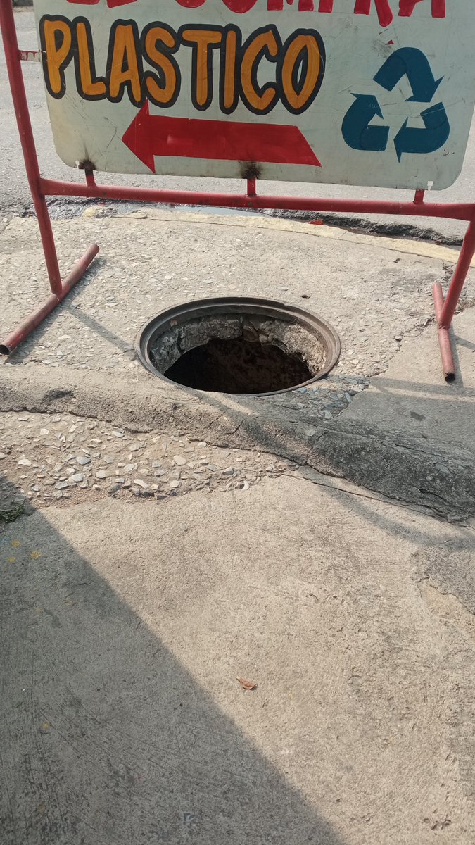 yaluzso's tweet photo. A quien pueda interesar @iamib20  @RafaelMaracay21 @Soykarinacarpio  Tanquillas que están sin protección Av Constitución oeste cruce con calle Santa Eduvigis 23 de Enero Norte, espero solucionen este peligro 🚨🚧🚨 y le hagan limpieza a la alcantarilla https://t.co/H4nOaXavt6