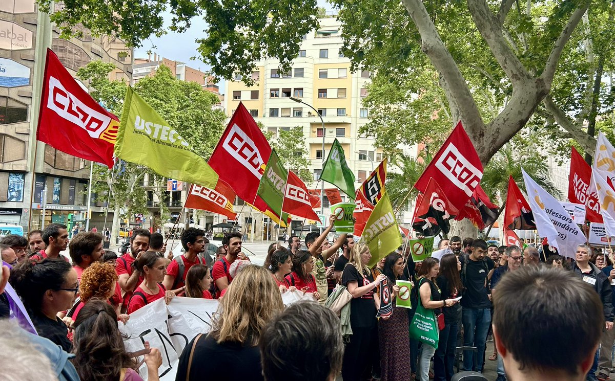 mcastr57's tweet photo. Volem democràcia als centres! #ProuAbusos https://t.co/vrjzuYry8r