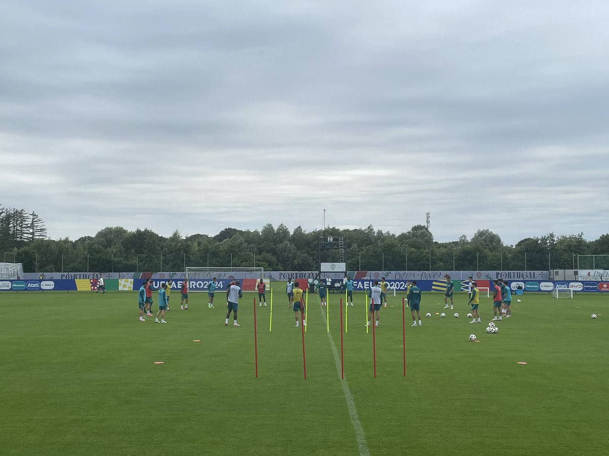Portugals Dehnen und Aufwärmen wie in der Kreisliga: Reihum darf ein Spieler eine Übung für alle bestimmen. Ronaldo mit versetzem Hopser-Lauf zur Mitte. Riesen-Lacher, als Abwehrchef Ruben Dias die guten alten Schatten-Kopfbälle vormacht. 

#PartilhaAPaixão #portur #EURo2024
