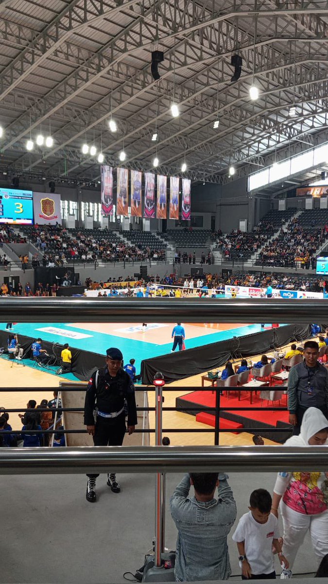 Ada beberapa seat di Gor Terpadu Ayani yg view nya kayak gini 😅 ini di tribun A, mulai nomor seat A0499 - A0508. Diseberang sana juga ada yg kayak gini posisinya.