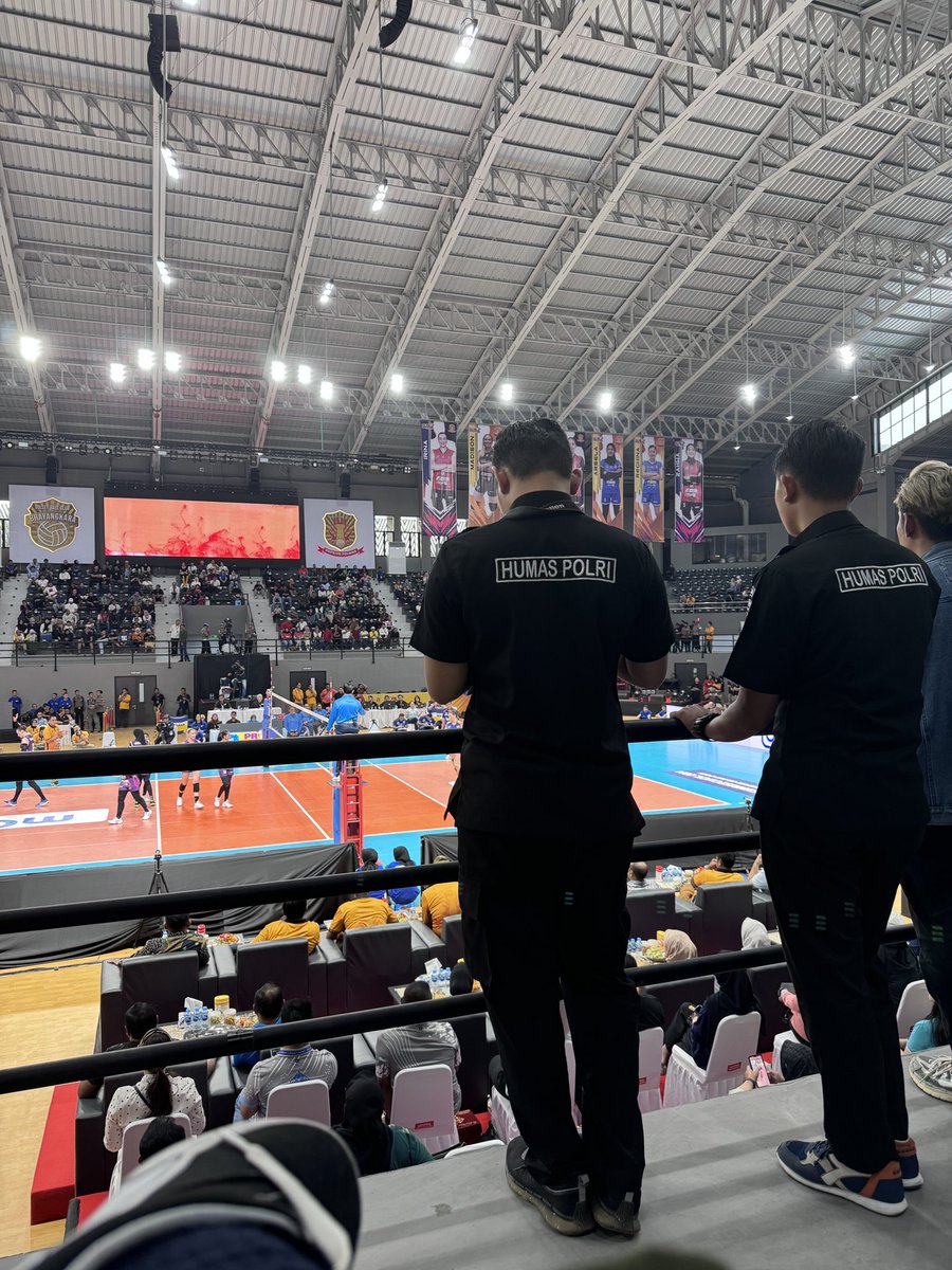 Ini view ak sebelum aku usir itu isilop karna ngalangin penghilatan ke lapangan 😂