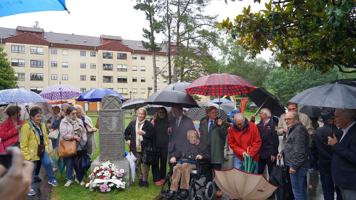 @aytoviedo (@aytoviedo) on Twitter photo 🏔️El alcalde de Oviedo inaugura un monolito en homenaje al Grupo Montañero San Claudio.
🧗<a href="/canteli_alfredo/">Alfredo Canteli</a> dio la enhorabuena a los miembros del grupo destacando la figura de su primer presidente, José Manuel Suárez.
ℹ️ tinyurl.com/3epx9nrr 🏔️El alcalde de Oviedo inaugura un monolito en homenaje al Grupo Montañero San Claudio.
🧗<a href="/canteli_alfredo/">Alfredo Canteli</a> dio la enhorabuena a los miembros del grupo destacando la figura de su primer presidente, José Manuel Suárez.
ℹ️ tinyurl.com/3epx9nrr
