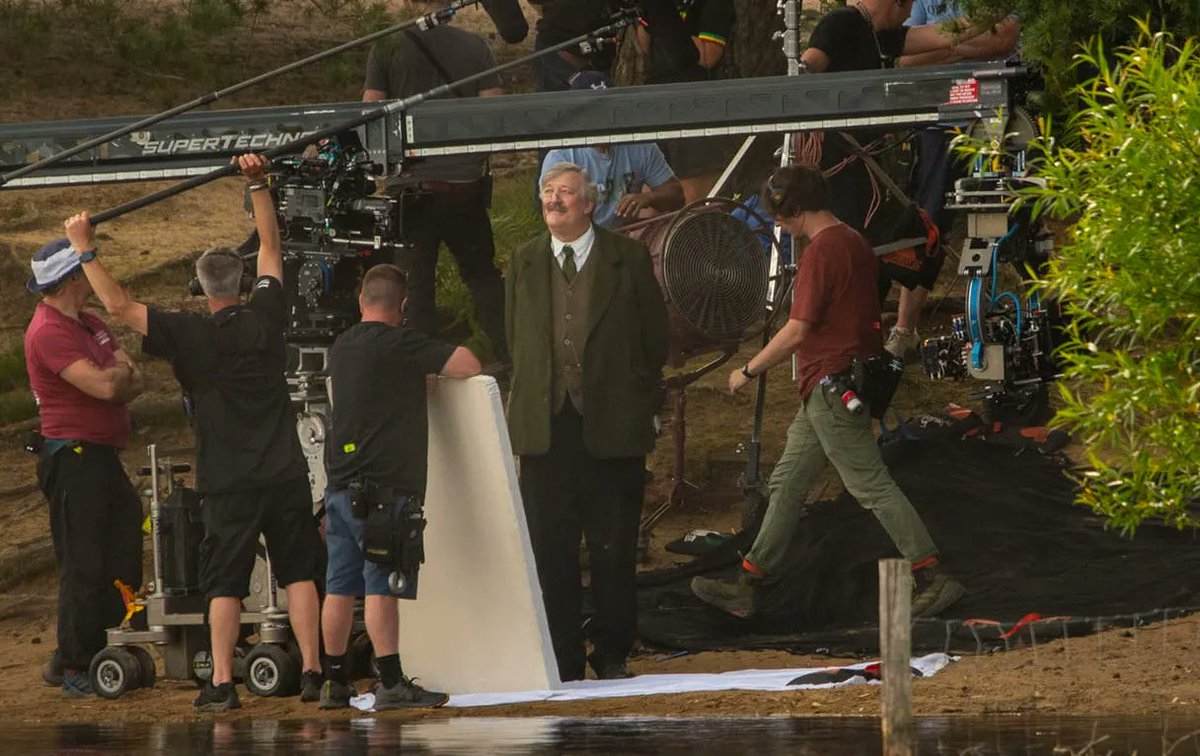 Stephen Fry (Fiddler's Green) has been spotted on the set of 'THE SANDMAN' Season 2! (Via. <a href="/RedanianIntel/">Redanian Intelligence</a>)