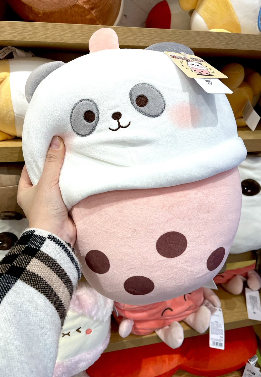 alex_voelker_me's tweet photo. Dieses Panda-Bubble-Tea-Design hat es mir angetan 🐼💕!!! Ich habe mir einen großen und drei kleine geholt. Natürlich alles wegen den Manga-Kursen, jajaja!!!
#bubbletea #kawaii #chibipanda https://t.co/U8siVURo02