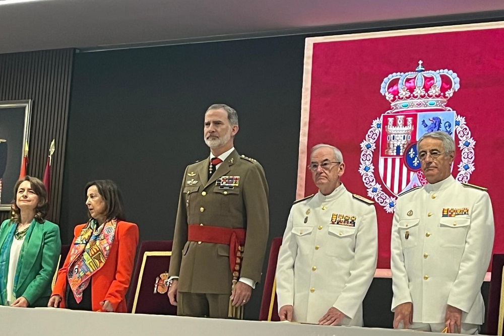 adalede1's tweet photo. Adalede ha estado presente, a través de su Secretario General, en la clausura el XXV Curso de Estado Mayor, que tuvo lugar en el CESEDEN. Contó con la presencia de SM el Rey, la ministra de Defensa y el JEMAD. @EMADmde @CESEDEN_OFICIAL @Defensagob #CEMFAS @CasaReal #Defensa https://t.co/Kd3sPyMHgZ