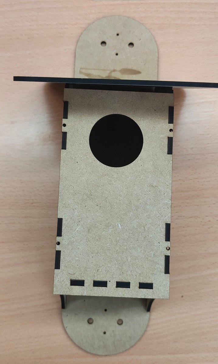 L'alumnat de #2PRI ha penjat les caixes niu que:
Han analitzat com havien de ser.
Han fet prototip.
Han demanat ajuda TAC per crear-les a l'aula maker.
Han coordinat la instal·lació amb en Xavi! 
#ProjecteDAula 
#ProjecteFaig
#FaigLab #PinsMaker
#xarxaFaig