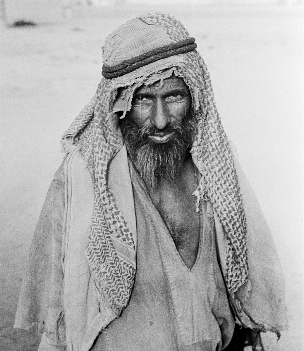 غفلت عن عمري وسايرت الأيام
والعمر مثل العصر والعصر فوّات

وكسبت من كثرالأماني والأحلام
حلمٍ تعلق لا تحقق ولا مات