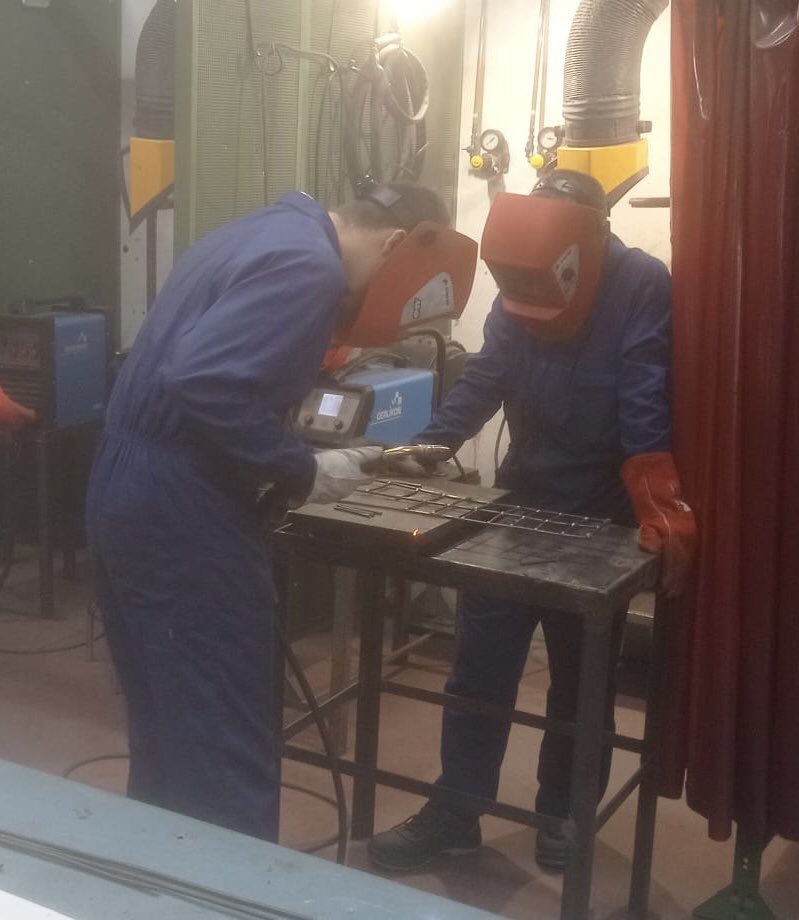 📝Nuevo ciclo de Grado Medio Soldadura y Calderería 👩🏼‍🏭👨🏻‍🏭 solicita admisión y fórmate como futuro profesional de fabricación, montaje y reparación de elementos de tuberías, calderería, estructuras metálicas, carpintería metálica.. Más información web <a href="/CIFP_Fabres/">CIFP Rodríguez Fabrés</a> <a href="/educacyl/">Educación JCyL</a>