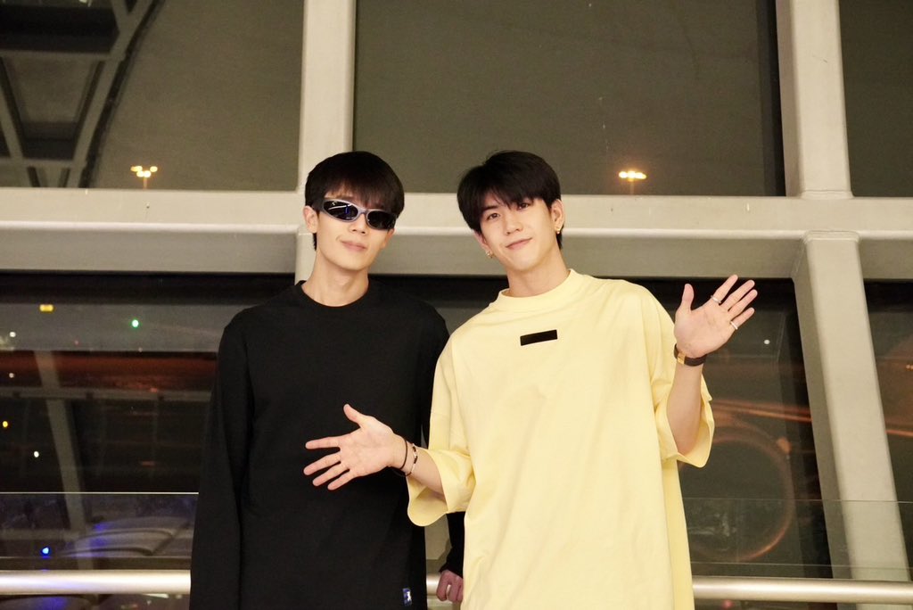 GMMTV's tweet photo. “오프-건” 그리고 “지미-씨”가 여러분을 만나기 위해 출발 준비되었습니다. GMMTV FANDAY 11 IN SEOUL 에서 만나요~

ออฟ - กัน และ จิมมี่ - ซี พร้อมออกเดินทางไปหาทุกคนแล้ว เจอกันใน GMMTV FANDAY 11 IN SEOUL นะคร้าบบบ

#GMMTVFANDAY11
#GMMTV https://t.co/PIsLcRqblQ