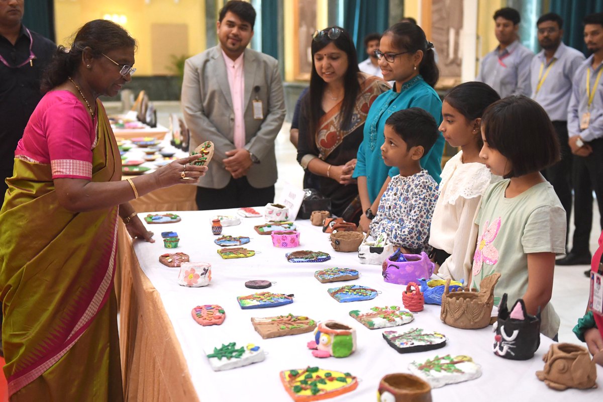 rashtrapatibhvn's tweet photo. President Droupadi Murmu interacted with children of President's Estate who had participated in summer camp and summer art workshops organised in Rashtrapati Bhavan during their vacation. https://t.co/il97soRhq8